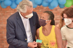 Governador Ronaldo Caiado (DEM) entrega cartão-alimentação a mãe de estudante (Foto: Governo do Estado)