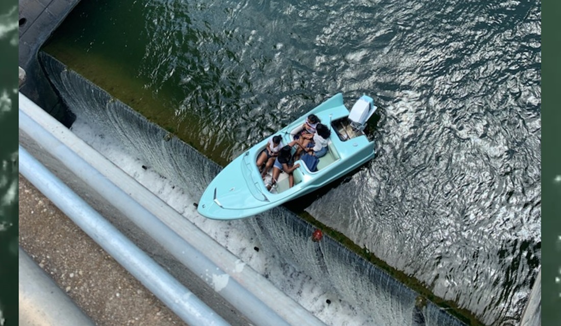 Barco com 4 pessoas fica preso e quase tomba em barragem de represa nos EUA