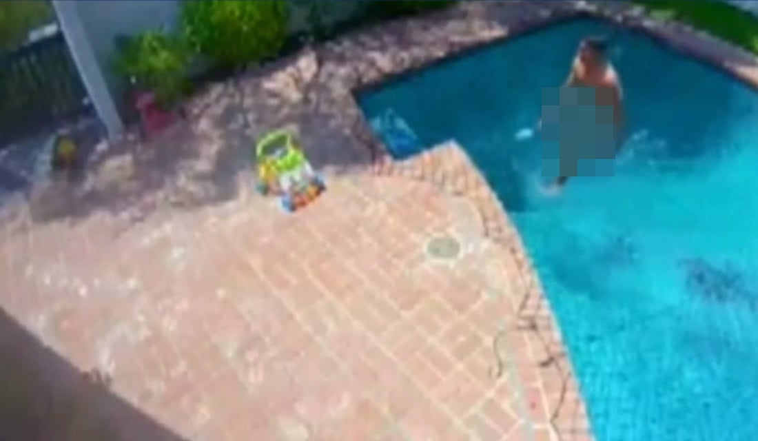 Homem invade casa, nada pelado em piscina e mata aves que estavam na residência, nos EUA - Um homem invadiu uma casa em Bel Air, na Califórnia (EUA) nadou pelado na piscina e ainda matou os periquitos de estimação da família. Tudo isso enquanto o dono