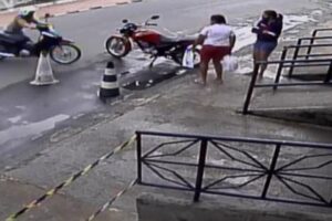 Uma mulher perdeu o controle da moto que pilotava e invadiu um supermercado no setor Independência Mansões, em Aparecida, na região metropolitana de Goiânia. - Mulher perde o controle da moto e invade supermercado, em Aparecida