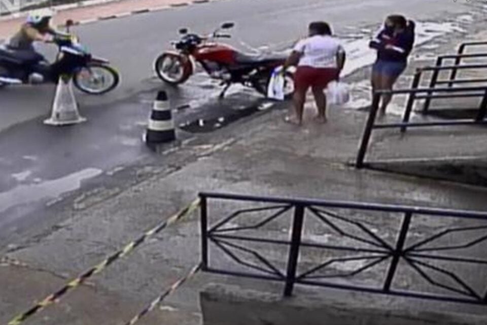 Uma mulher perdeu o controle da moto que pilotava e invadiu um supermercado no setor Independência Mansões, em Aparecida, na região metropolitana de Goiânia. - Mulher perde o controle da moto e invade supermercado, em Aparecida