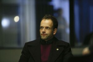 Jonny Lee Miller é confirmado no elenco da 5ª temporada de 'The Crown'
