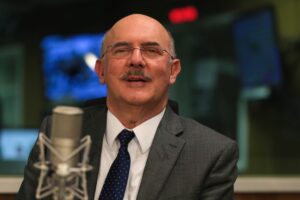 Deputado de Goiás pede e comissão da Câmara aprova convocação de ministro da Educação