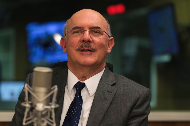 Deputado de Goiás pede e comissão da Câmara aprova convocação de ministro da Educação