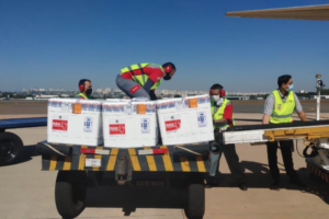 Desembarque de vacinas contra covid-19 no aeroporto de Goiânia (Foto: Governo do Estado)