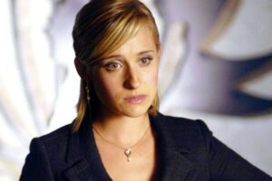 Atriz de 'Smallville' é condenada a 3 anos de prisão por participação em seita