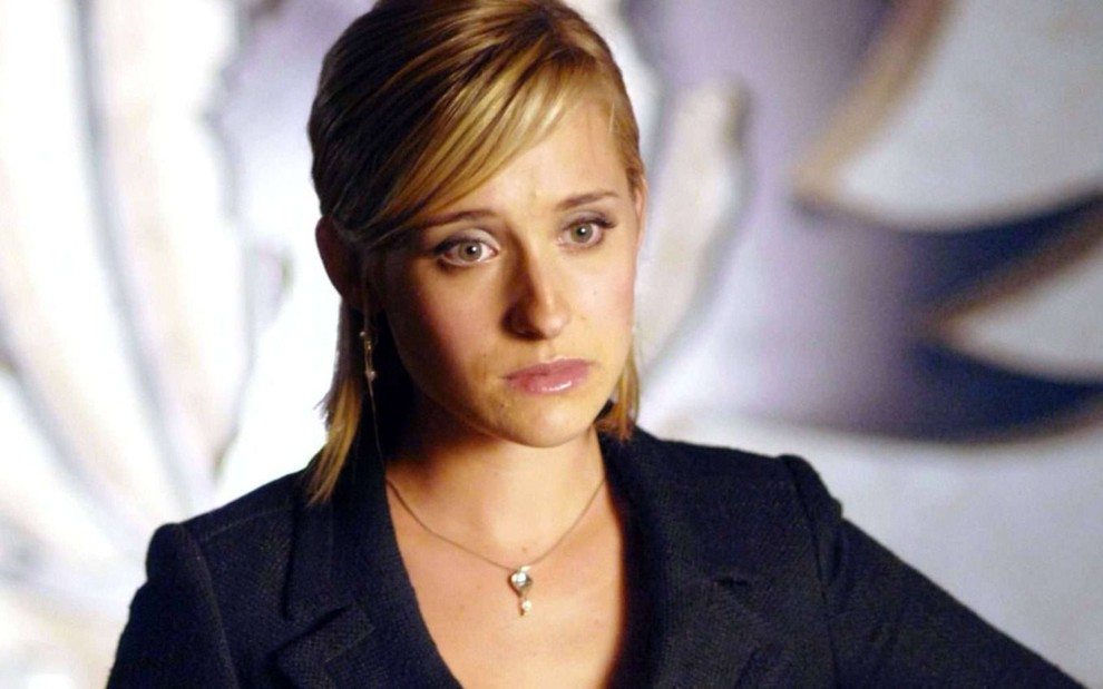 Atriz de 'Smallville' é condenada a 3 anos de prisão por participação em seita