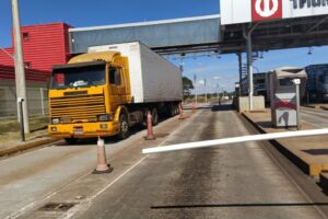 Caminhoneiro supera recorde de embriaguez ao volante de 10 anos e é preso na BR-060 (Foto: Divulgação/PRF)