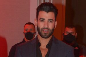 Sertanejo tatuou uma grande cruz nas costas Gusttavo Lima apaga foto de tatuagem criticada por fãs: "Ficou torta"; veja imagem