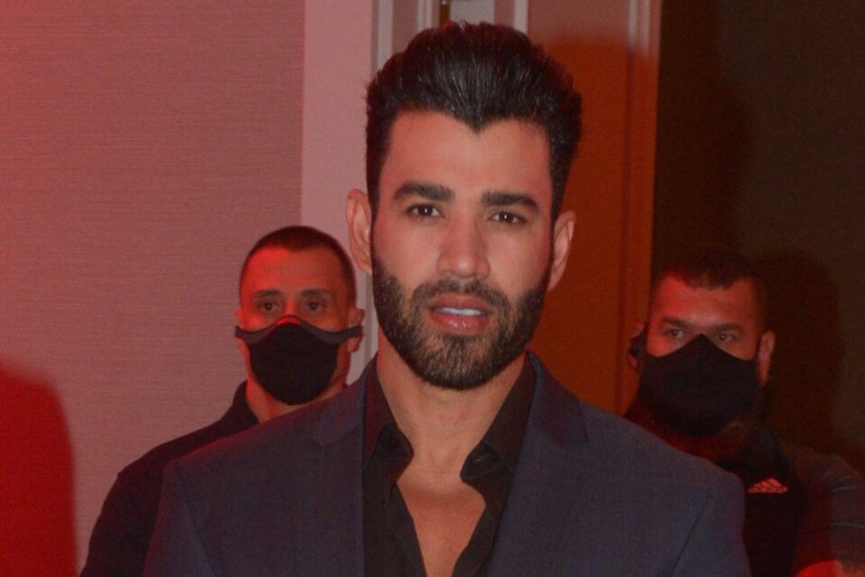 Sertanejo tatuou uma grande cruz nas costas Gusttavo Lima apaga foto de tatuagem criticada por fãs: "Ficou torta"; veja imagem