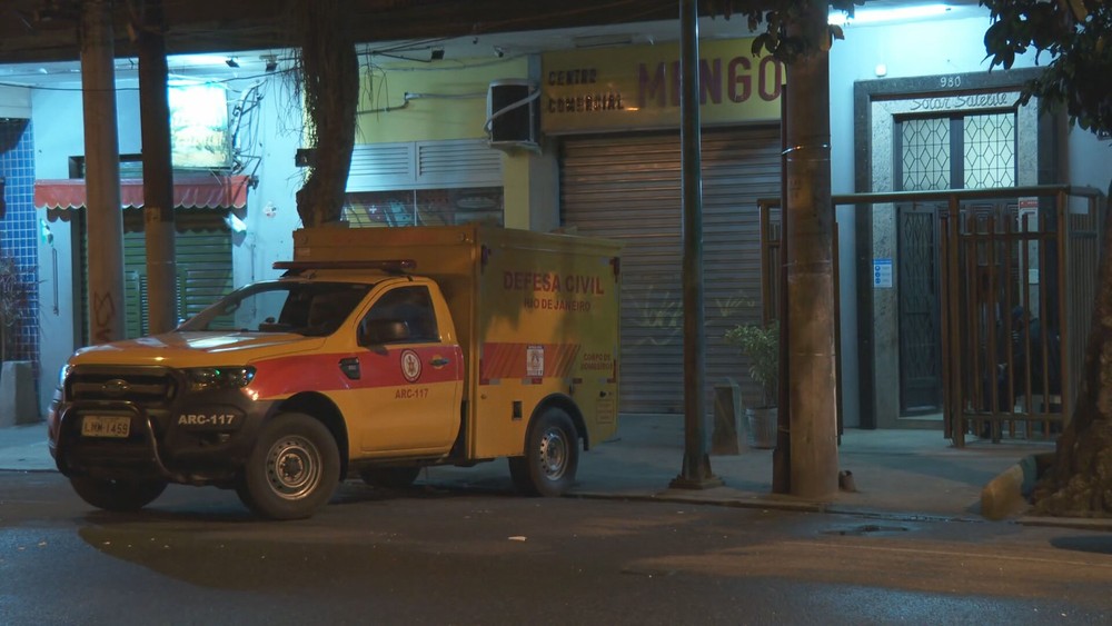 Segundo a Polícia Civil, casal pode ter sofrido uma intoxicação por gás no banheiro, já que o chuveiro estava aberto e os corpos caídos no box 