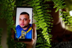 Roupas cravadas de tiros, documentos pessoais, mochilas, celulares, cápsulas de balas, veículos e sangue foram vestígios encontrados na fazenda