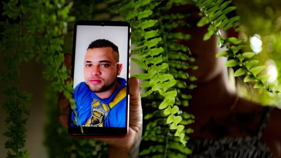 Roupas cravadas de tiros, documentos pessoais, mochilas, celulares, cápsulas de balas, veículos e sangue foram vestígios encontrados na fazenda