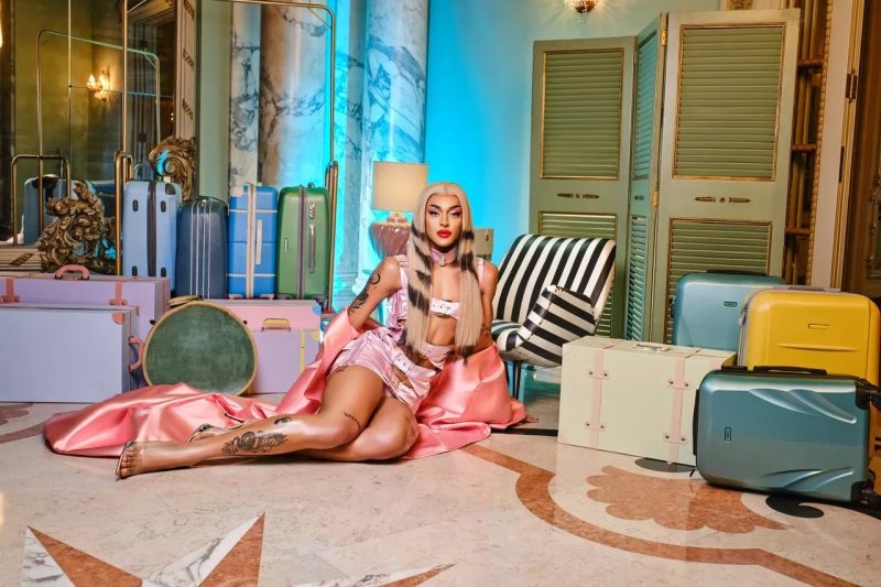 Pabllo Vittar mistura música nostálgica e atual em Triste com T