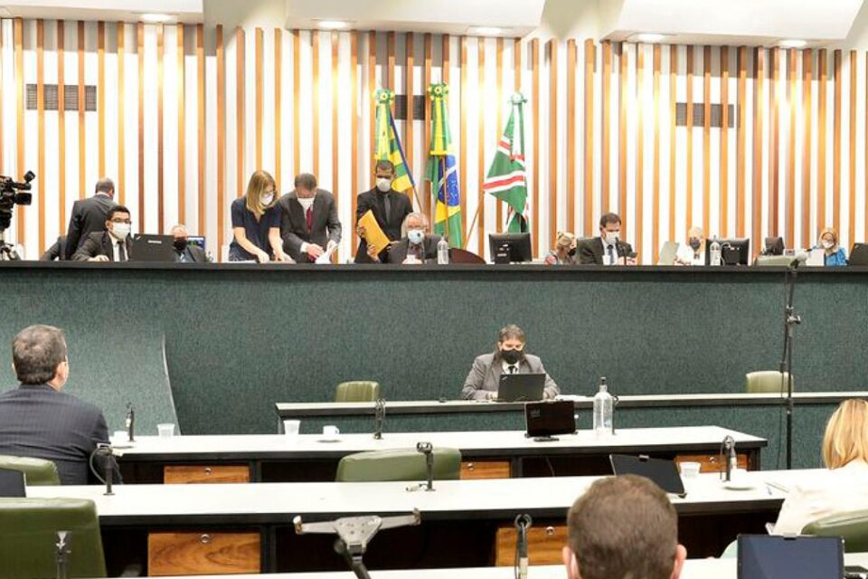 Assembleia aprova texto do governo que muda nomes de escolas