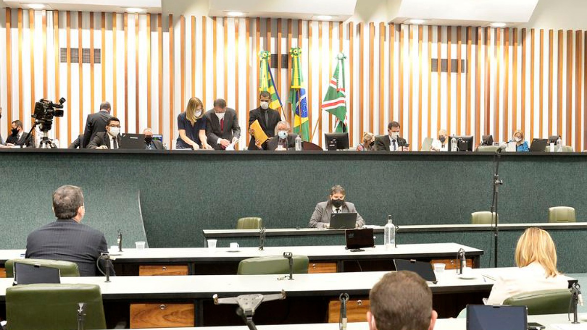 Assembleia aprova texto do governo que muda nomes de escolas