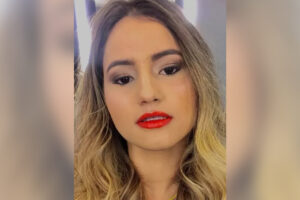 A jovem morreu depois que o carro derrapou em uma curva na entrada de uma avenida, com o namorado perdendo o controle do veículo e batendo no meio-fio