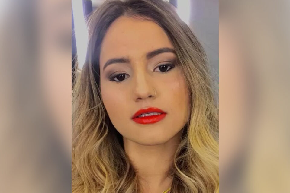 A jovem morreu depois que o carro derrapou em uma curva na entrada de uma avenida, com o namorado perdendo o controle do veículo e batendo no meio-fio