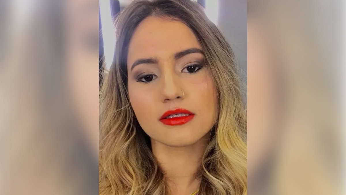 A jovem morreu depois que o carro derrapou em uma curva na entrada de uma avenida, com o namorado perdendo o controle do veículo e batendo no meio-fio