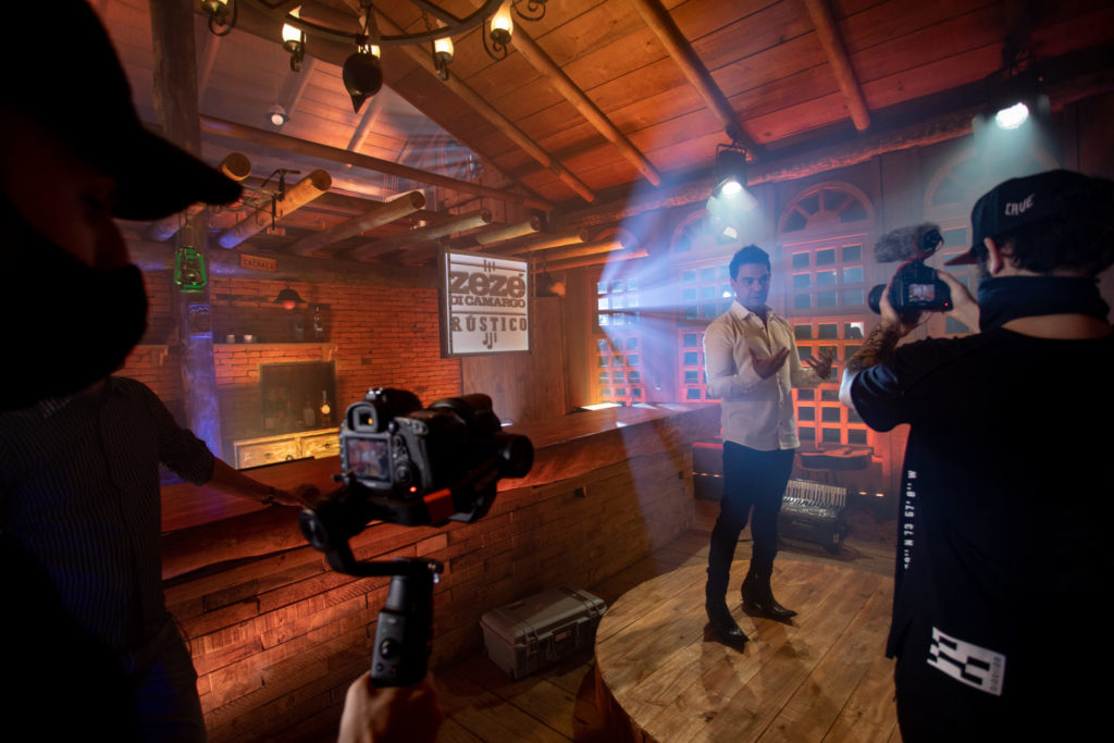 Zezé Di Camargo grava projeto solo em Goiânia