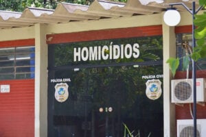 Trio suspeito é membro de um torcida organizada. Juntos teriam matado um jovem da torcida rival. Os três foram presos de maneira temporária