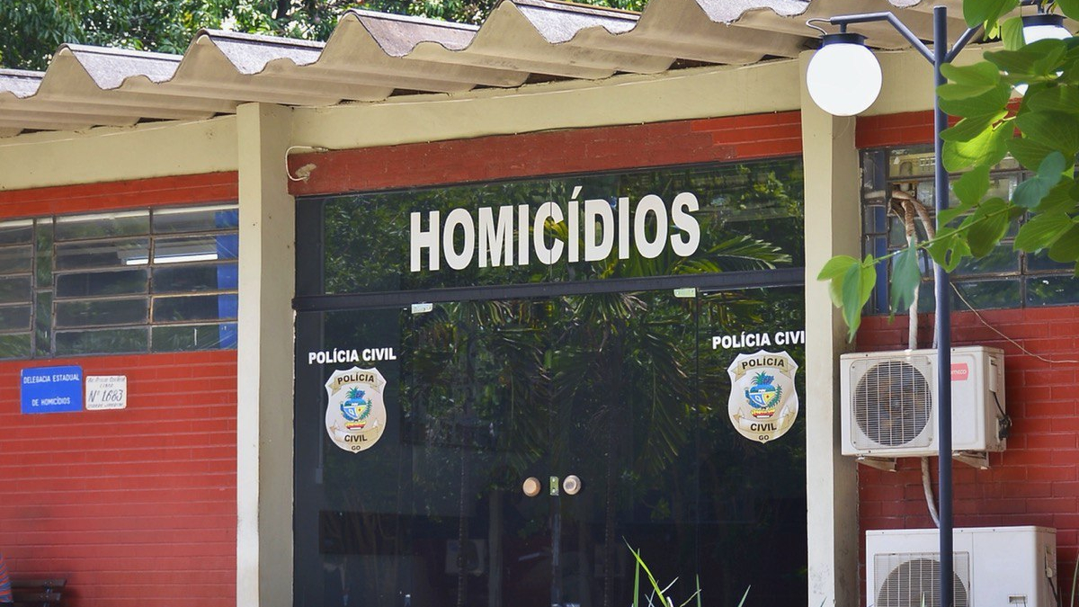 Trio suspeito é membro de um torcida organizada. Juntos teriam matado um jovem da torcida rival. Os três foram presos de maneira temporária