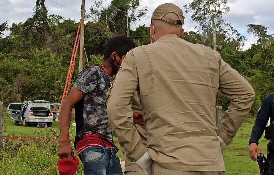 Rapaz, de 27 anos, foi agredido com pedaços de pau. Ele foi encaminhado ao hospital com diversos ferimentos