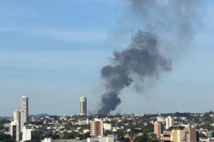 O Corpo de Bombeiros Militar (CBM) controlaram, na tarde desta sexta-feira (18), um incêndio que aconteceu no pátio da Enel Distribuição Goiás localizado na rua 252, no setor Jardim Goiás, na divisa com o setor Leste Universitário, em Goiânia. Incêndio atinge pátio da Enel, no setor Leste Universitário, em Goiânia; veja