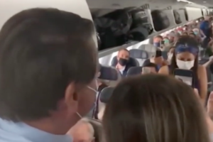 Presença do presidente Bolsonaro em voo comercial no Espírito Santo gerou confusão (Foto: Reprodução)