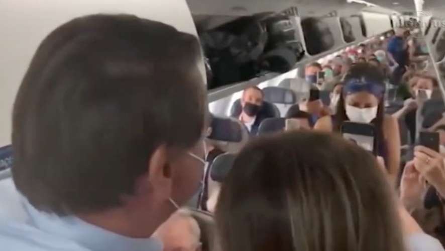 Presença do presidente Bolsonaro em voo comercial no Espírito Santo gerou confusão (Foto: Reprodução)