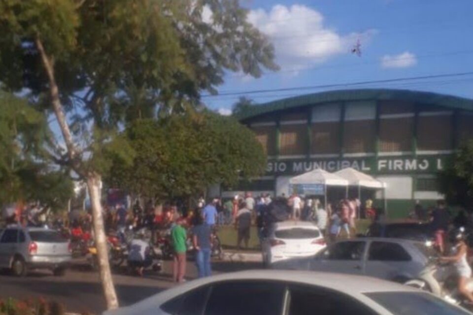 Fila para vacinação em Aparecida