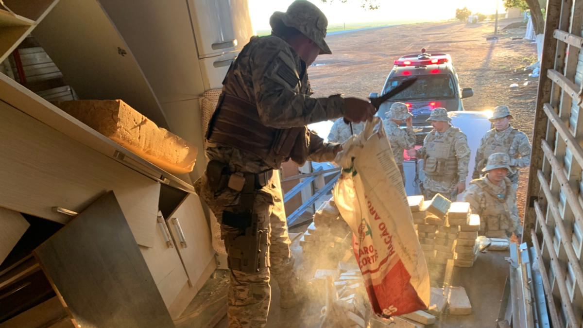 Comando de Operações de Divisas (COD) apreendeu 150 quilos de pasta base de cocaína, na GO-220, a droga está avaliada em R$ 5 milhões.