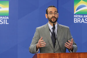 Arthur Weintraub, alvo de CPI por 'gabinete paralelo', e ex-ministro dizem que contraíram 'cepa agressiva' da Covid