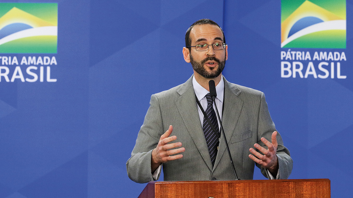 Arthur Weintraub, alvo de CPI por 'gabinete paralelo', e ex-ministro dizem que contraíram 'cepa agressiva' da Covid