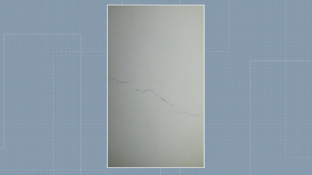 Além dos estalos, os moradores perceberam rachaduras nas paredes e chamaram o Corpo de Bombeiros.