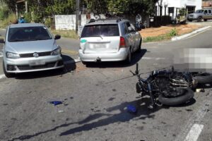 Um motociclista morreu após uma colisão lateral contra dois carros, na Avenida Madri, no Setor Faiçalville, em Goiânia.