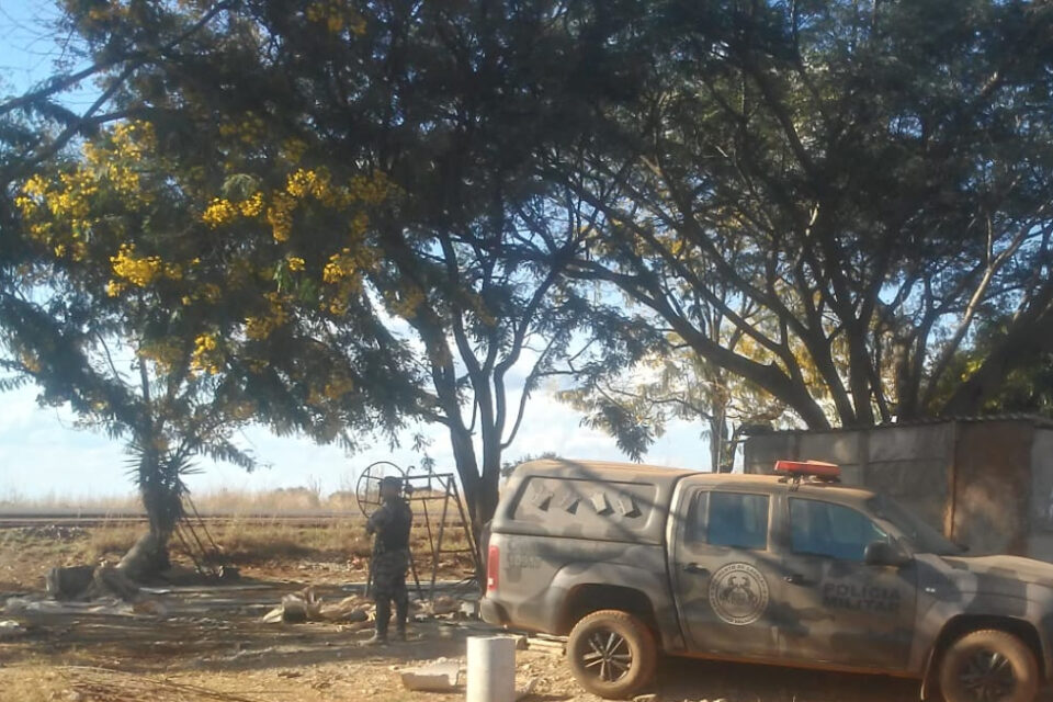Polícia encontra serrote e lençol em sacos na região de buscas por Lázaro