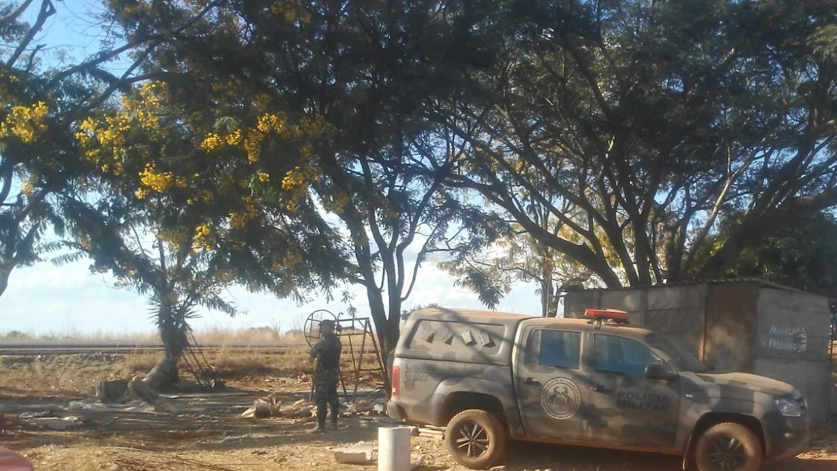 Polícia encontra serrote e lençol em sacos na região de buscas por Lázaro