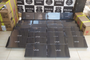 Computadores apreendidos em posse do suspeito de estelionato (Foto: Polícia Civil)