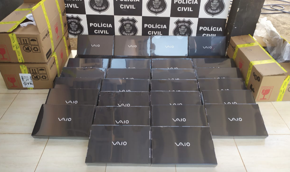 Computadores apreendidos em posse do suspeito de estelionato (Foto: Polícia Civil)