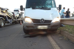 Uma mulher, que ainda não teve a identidade reconhecida, morreu após ser atropelada por uma van, na BR-153. Motorista não a viu