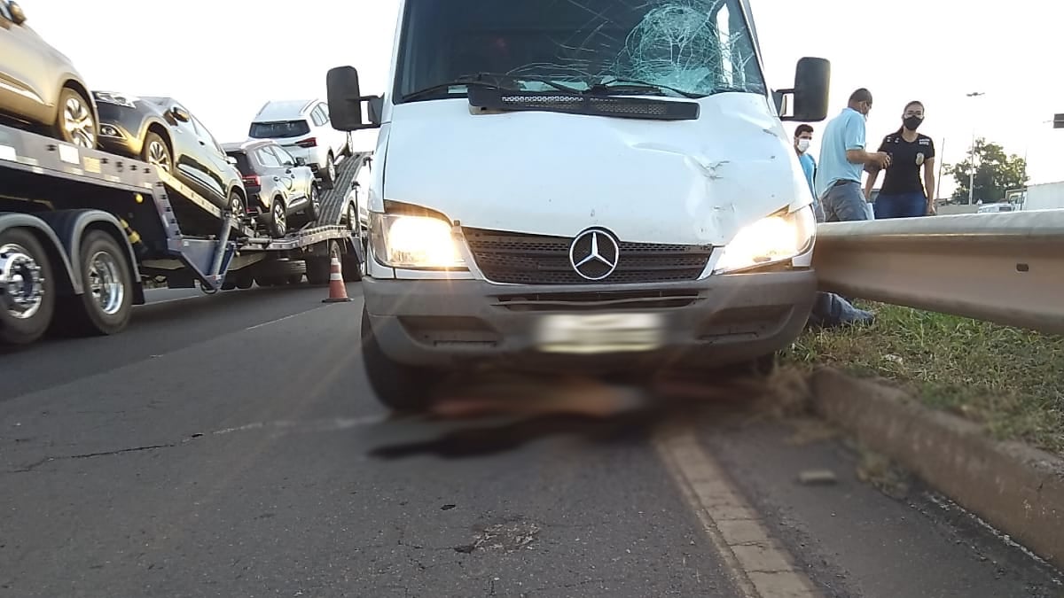 Pedestre morre após ser atropelada, na BR-153; motorista disse que não viu a mulher (Foto: Divulgação/PC)