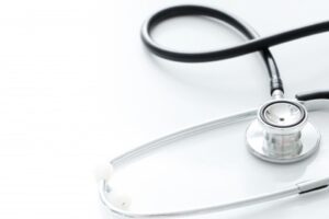 Jovem denuncia ter sido vítima de médico indiciado por crime sexual em Iporá - Uma jovem de 21 anos procurou a Polícia Civil, nesta terça-feira (22), para denunciar o médico ortopedista O. R. B. N. indiciado por violação sexual mediante fraude cometido contra uma paciente em Iporá, a 226,5 km de Goiânia. Segundo a vítima, ela estava em uma consulta quando o profissional usou o pretexto de um exame físico para cometer os abusos, fato que a primeira vítima também relatou.