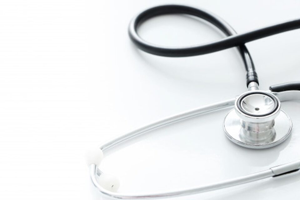 Jovem denuncia ter sido vítima de médico indiciado por crime sexual em Iporá - Uma jovem de 21 anos procurou a Polícia Civil, nesta terça-feira (22), para denunciar o médico ortopedista O. R. B. N. indiciado por violação sexual mediante fraude cometido contra uma paciente em Iporá, a 226,5 km de Goiânia. Segundo a vítima, ela estava em uma consulta quando o profissional usou o pretexto de um exame físico para cometer os abusos, fato que a primeira vítima também relatou.