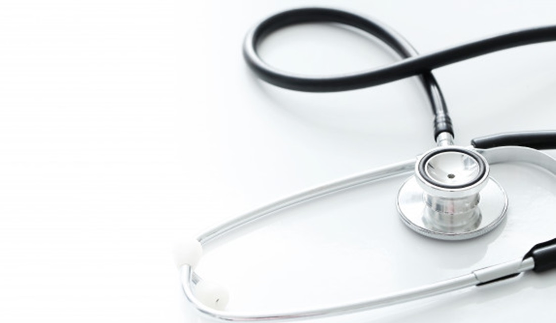 Jovem denuncia ter sido vítima de médico indiciado por crime sexual em Iporá - Uma jovem de 21 anos procurou a Polícia Civil, nesta terça-feira (22), para denunciar o médico ortopedista O. R. B. N. indiciado por violação sexual mediante fraude cometido contra uma paciente em Iporá, a 226,5 km de Goiânia. Segundo a vítima, ela estava em uma consulta quando o profissional usou o pretexto de um exame físico para cometer os abusos, fato que a primeira vítima também relatou.