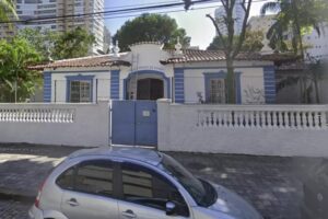 Servidores acreditam que ela contraiu o vírus na escola, mas a secretaria de Educação afirma que foi após os pais da criança adoecerem