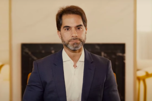 Médico detido no Egito volta ao Brasil, pede desculpas e critica reação das redes