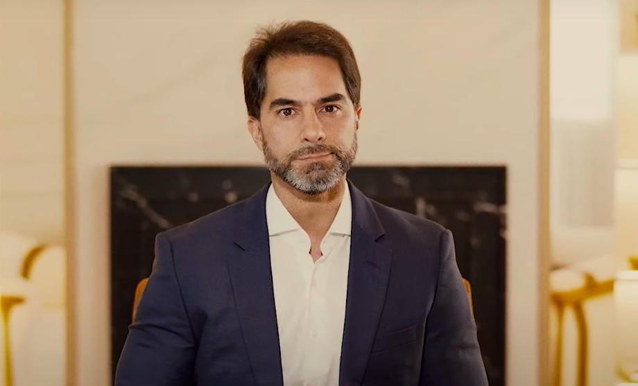 Médico detido no Egito volta ao Brasil, pede desculpas e critica reação das redes