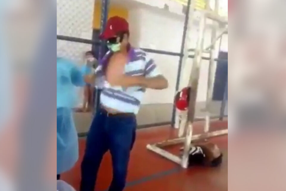Vídeo está viralizando nas redes sociais. Esposa do homem ainda repreende o homem pela ação: "Menino, tudo é doido?"