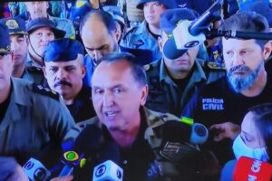 Suspeito foi atingido por disparos em todo o corpo (Foto: reprodução/TV Globo)